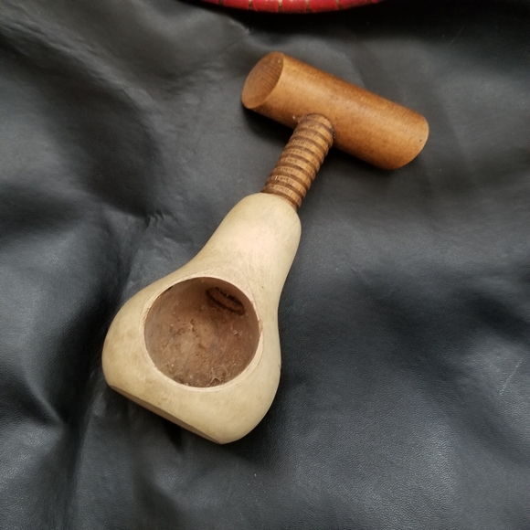 Wooden nut dish with nutcracker - Picture 3 of 4